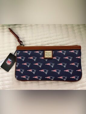 🏈 NWT Dooney & Bourke Navy, Red & White Patriots Zip Wristlet with Brown Trim 🏈